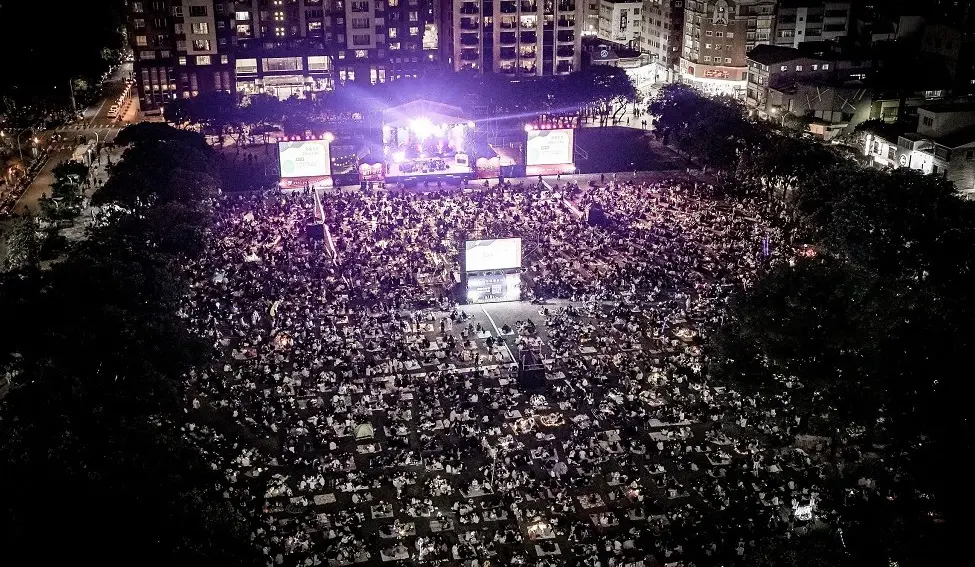 ▲2025台中爵士音樂節今（17）日起登場，將連續10天盛大舉行，圖為往年盛況，可看到滿滿人潮坐滿台中市民廣場草地。（圖／台中市政府提供）