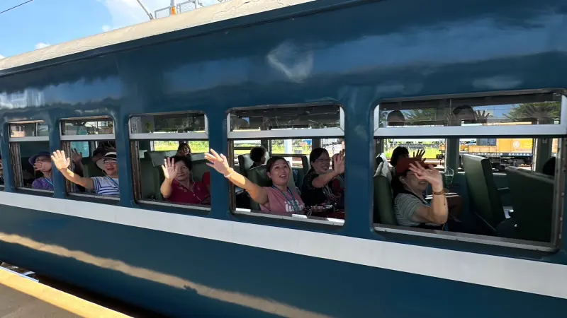 ▲台鐵費心復舊的「藍皮解憂號觀光列車」從110年10月23日復駛以來，掀起一波復古鐵道旅遊熱潮。（圖／台鐵提供）