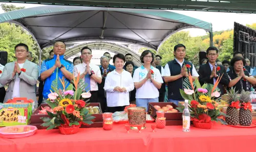 ▲蔡壁如在順天國中「活動中心新建工程」動土典禮中，卡到最好的C位旁，盧秀燕的另一側是校長陳隆彬，國民黨在地議員各退一步、民進黨議員在最左邊。（圖／台中市政府提供，2023.09.25）