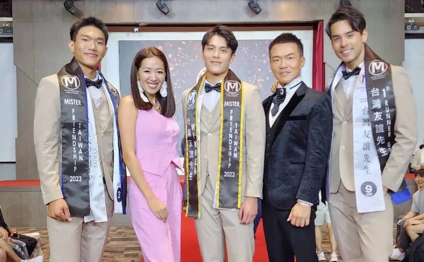 ▲劉伊心（左二）擔任台灣第一屆「國際友誼先生男性選美」賽事總決賽評審。（圖／老虎牙子提供）
