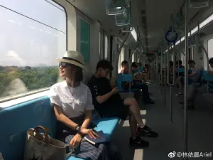 ▲林依晨在台灣、大陸都常搭捷運代步。（圖／翻攝自林依晨微博）