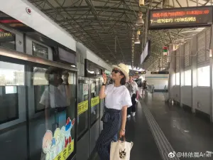 ▲▼林依晨在台灣、大陸都常搭捷運代步。（圖／翻攝自林依晨微博）