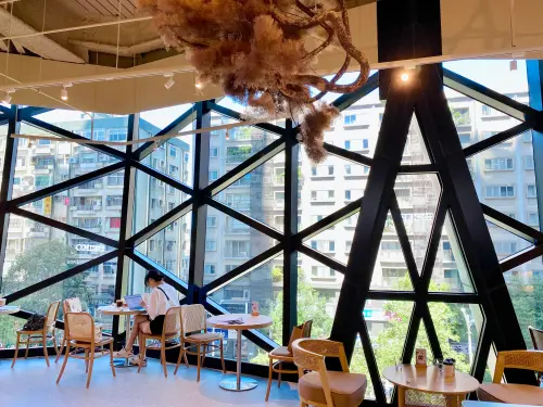 ▲東區最美「勺日咖啡廳」進駐Diamond Towers，擁有如鑽石切面的大片玻璃落地窗美景。（圖／記者蕭涵云攝）  