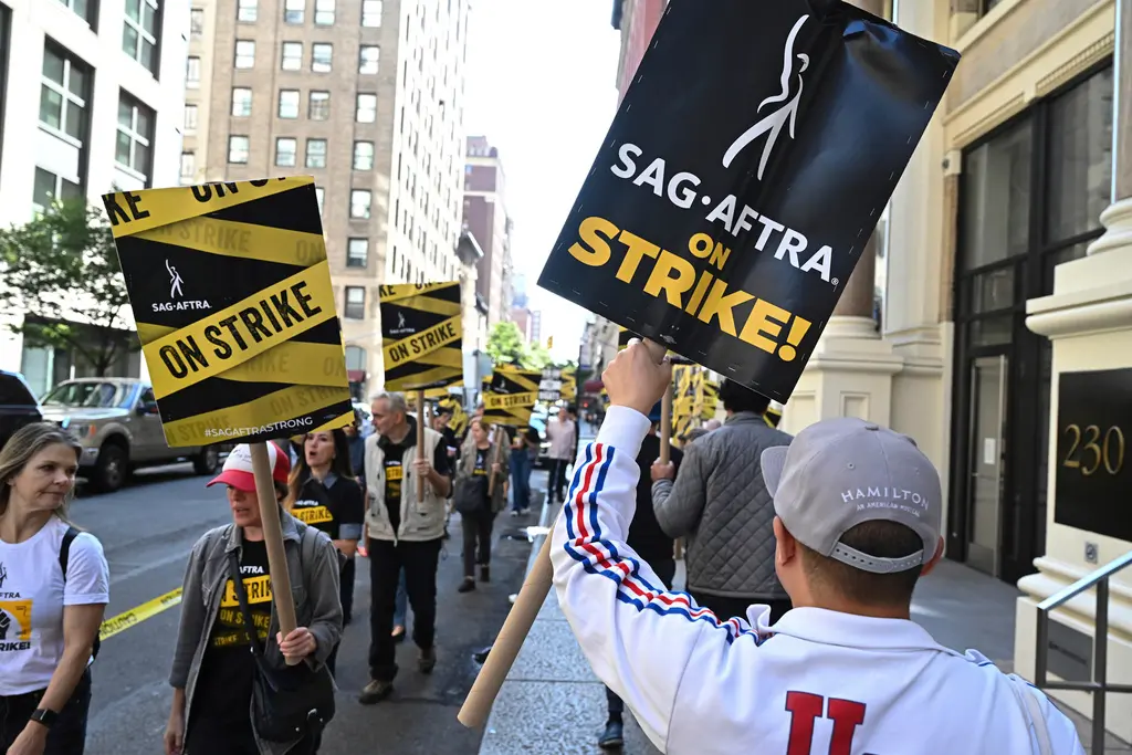 ▲美國編劇工會24日晚間宣布，各大電視電影製片廠和罷工編劇達成初步協議，歷時146天的罷工行動有望落幕；另一方面，演員工會的罷工潮仍在持續。（圖／美聯社／達志影像）