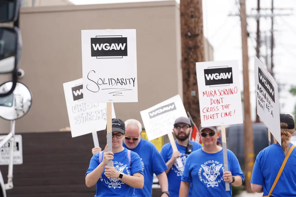 ▲美國編劇工會宣布於9月27日結束罷工，結束這場將近五個月的抗議活動。（圖／美聯社／達志影像）