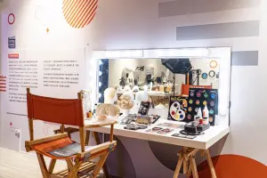 特效藝術設計主題特展、特效化妝體驗主題工作坊以及大師領路講座,展覽涵蓋電影特效的各個方面,從建構、發展過程、媒材及技術的多元應用,到國際大師的特殊化妝作品,甚至運用VR虛擬實境的技術重現了第58屆金馬獎最佳視覺效果得獎作品《月老》的經典場景,期望民眾從超然的感官體驗,了解特效在電影製作中的重要性。 ▲特效藝術設計主題特展、特效化妝體驗主題工作坊以及大師領路講座,展覽涵蓋電影特效的各個方面,從建構、發展過程、媒材及技術的多元應用,到國際大師的特殊化妝作品,甚至運用VR虛擬實境的技術重現了第58屆金馬獎最佳視覺效果得獎作品《月老》的經典場景,期望民眾從超然的感官體驗,了解特效在電影製作中的重要性。(圖/新北市文化局提供)