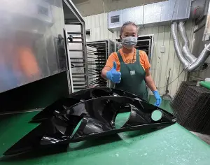 有穩定工作讓阿慧姐減輕經濟壓力,工作更有自信,也逐漸走出喪親之痛,開展新人生。(圖/雲嘉南分署提供) ▲有穩定工作讓阿慧姐減輕經濟壓力,工作更有自信,也逐漸走出喪親之痛,開展新人生。(圖/雲嘉南分署提供)