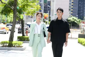 ▲陳謙文在連續劇《天道》終於出獄,從暖男變成復仇者,猜想女友林昀希有人格分裂。(圖/三立提供) ▲陳謙文(右)和林昀希私下個性很相似。(圖/三立提供)