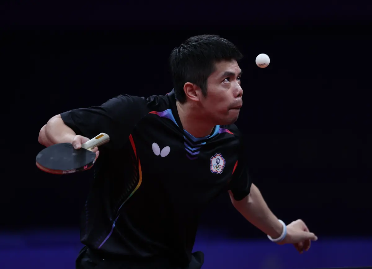 ▲台灣「桌球教父」莊智淵對決中國大陸球王樊振東，他在力拚3局後以0:3落敗，由對方率先取得一點。（圖／中華奧會提供）