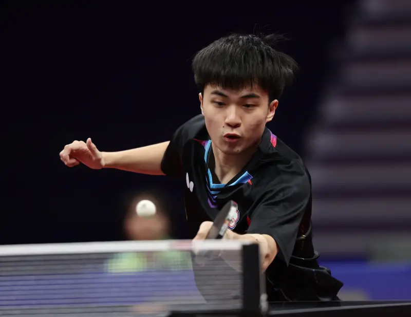 林昀儒在2023WTT男子年終總決賽首輪遭遇世界排名第4名的梁靖崑，終場1：3吞敗，止步首輪。（資料照／中華奧會提供）