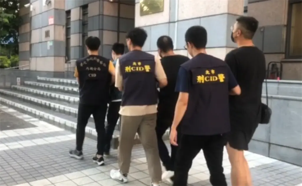 ▲警方調閱監視器後，迅速逮捕王男等6人。（圖／翻攝畫面）