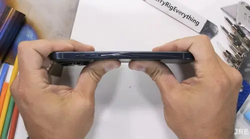 ▲「JerryRigEverything」橫握iPhone 15 Pro Max,從中間用力一折,不到3秒玻璃背蓋就應聲碎裂。(圖/翻攝自「JerryRigEverything」YT) ▲「JerryRigEverything」橫握iPhone 15 Pro Max,從中間用力一折,不到3秒玻璃背蓋就應聲碎裂。(圖/翻攝自「JerryRigEverything」YT)