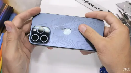 iPhone 15耐用度測試！他「徒手一折」玻璃背蓋秒裂　驚人畫面曝
