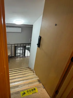 ▲「樓梯間房」已被查封並勒令清空。（圖／翻攝自北京日報）