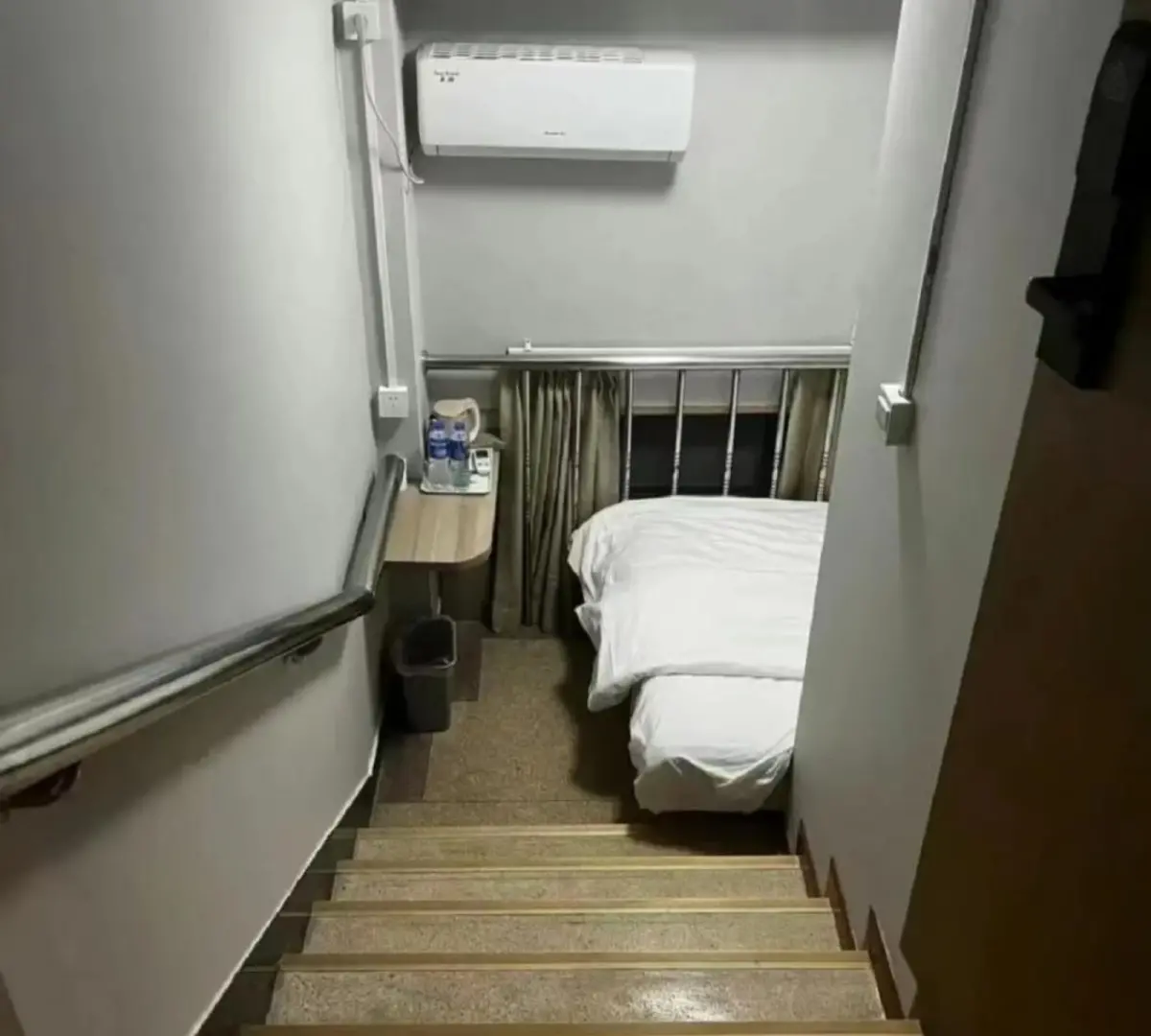 ▲北京一間飯店推出所謂的「樓梯間房」，引發廣泛討論。（圖／翻攝自北京日報）