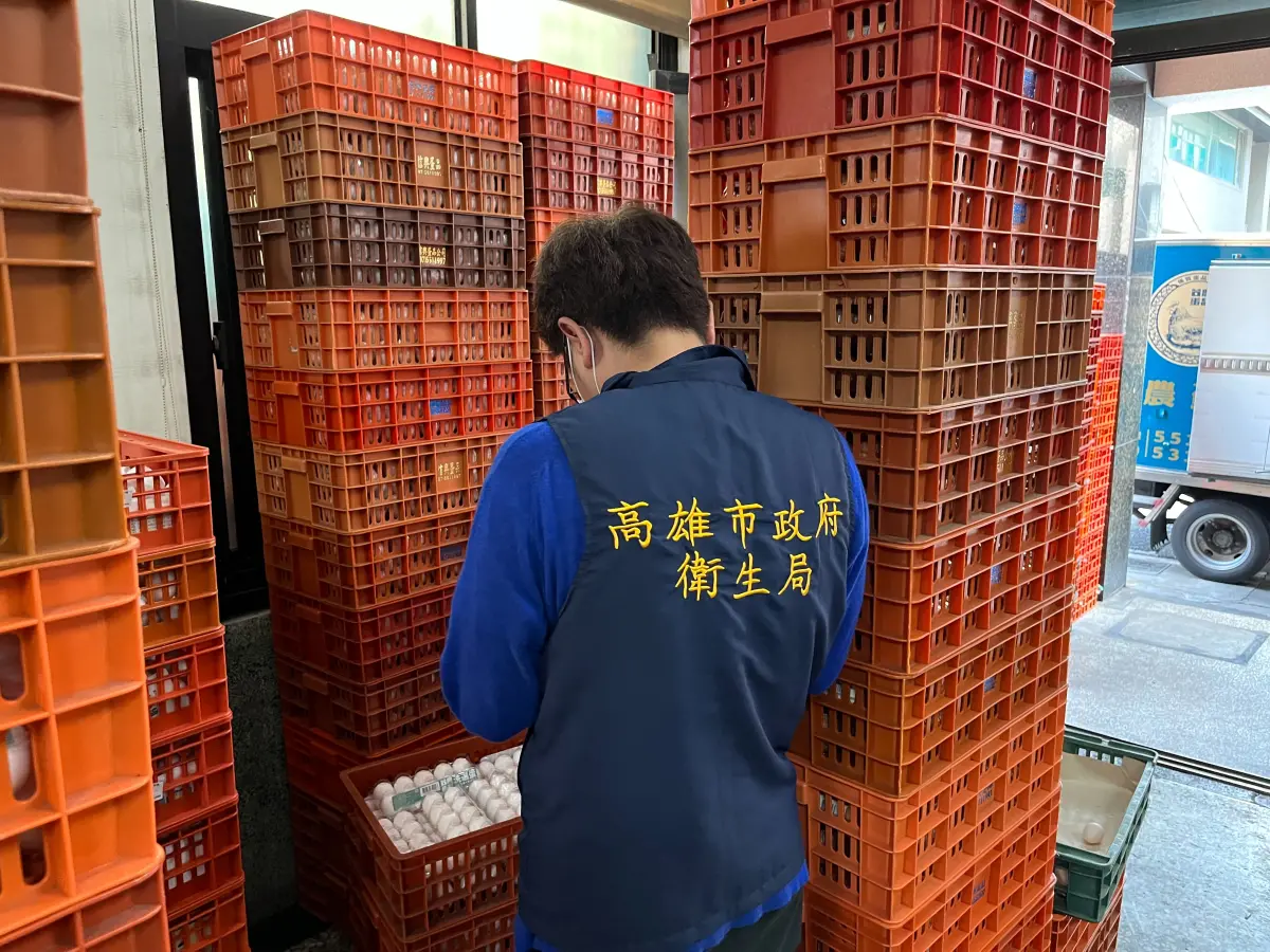 ▲信興、台農蛋品公司疑有以次品充好品之嫌，且因「拒不提供」進銷單據，遭到高雄市衛生局依法告發，檢方今凌晨諭令信興、台農董座涂萬財翁媳2人分別以30萬元、10萬元交保。（圖／高市府提供）