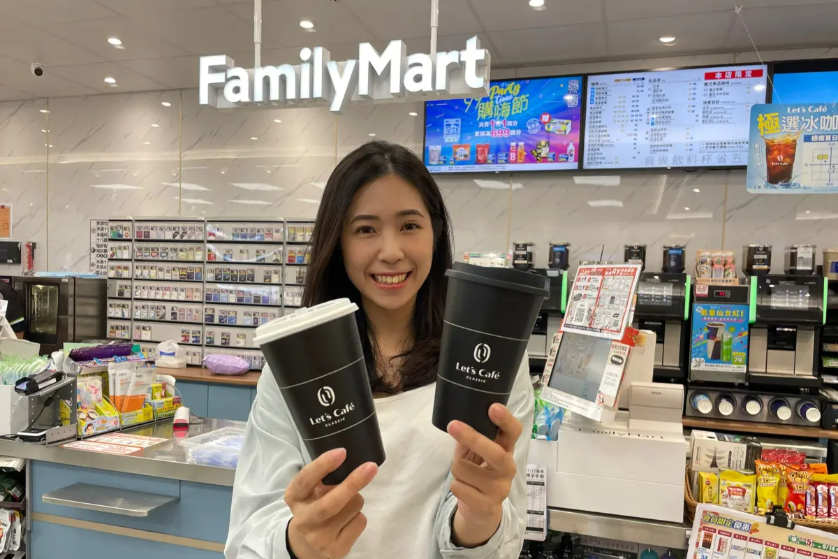 ▲超商中秋優惠出爐，全家祭出美式40杯1001元，可寄杯喝到明年中秋過後，還有限時3天特濃拿鐵買1送1。（圖／業者提供）