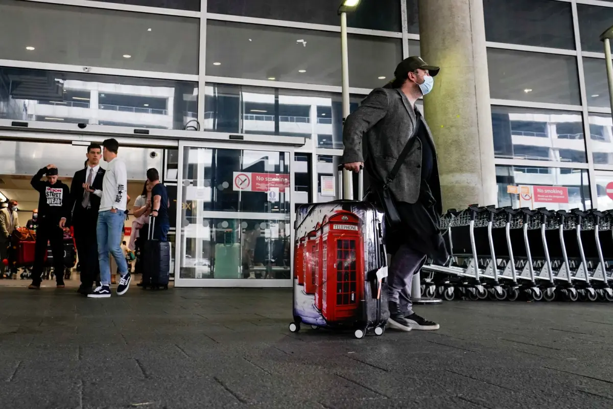 ▲中國外交部今（8）日宣布，從12月11日起，各駐外使館將按現行收費標準的75%收取赴中簽證費，以促進中外人員往來。機場示意照。（圖／美聯社／達志影像）