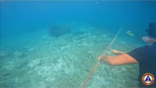 ▲菲律賓海岸防衛隊移除中國在南海黃岩島部署的浮動屏障，讓中國北京政府十分生氣。（圖／菲律賓海防隊）