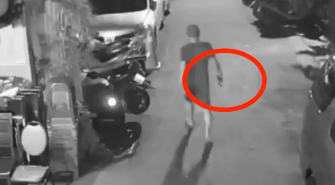 ▲海山分局日前接獲民眾報案稱，有男子於深夜持空氣槍朝流浪貓射擊，警方獲報後鎖定身份，昨（25）日通知涉案的48歲游姓男子到案說明（圖為游男持槍畫面／翻攝畫面）