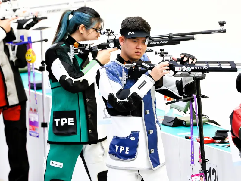 ▲上屆雅加達亞運射下台灣第一金的射擊組合呂紹全(右)、林穎欣(左)本屆杭州亞運大失常。奧會提供