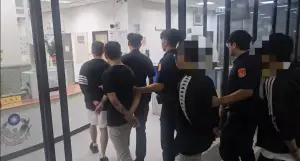 ▲警方逮捕涉嫌持刀砍傷少年的林姓男子及3名助陣友人。（圖 ／翻攝畫面）