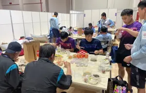 ▲亞運中華隊男團桌球享用國訓中心準備的餐食。（圖/國訓中心臉書）