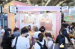 「布朗尼」人氣大爆棚,開放民眾進場1小時,就吸引百位粉絲排隊血拚。(圖/記者鄭孟晃攝,2023.09.26) ▲「布朗尼」人氣大爆棚,開放民眾進場1小時,就吸引百位粉絲排隊血拚。(圖/記者鄭孟晃攝,2023.09.26)