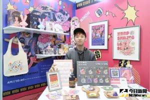 緩緩工作室以高彩度公仔與插畫藝術為主,希望透過兔子Dilo跟熊Mota,讓人們正視內心的善良與邪惡。(圖/記者鄭孟晃攝,2023.09.26) ▲緩緩工作室以高彩度公仔與插畫藝術為主,希望透過兔子Dilo跟熊Mota,讓人們正視內心的善良與邪惡。(圖/記者鄭孟晃攝,2023.09.26)