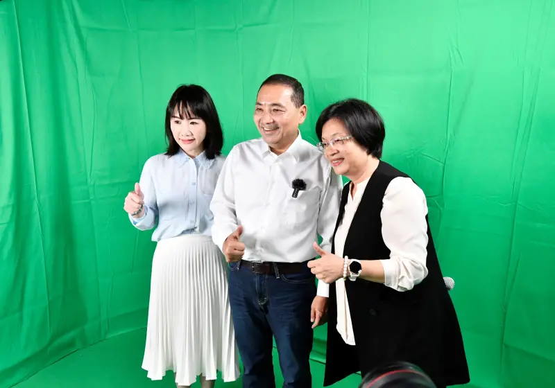 ▲侯友宜走訪彰化建縣300年系列活動，和縣長王惠美、立委謝衣鳳玩拍照體驗遊戲。（圖／彰化縣政府提供，2023.09.26）