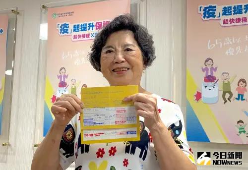 ▲王滿嬌大方展示自己的「小黃卡」，呼籲民眾接種XBB.1.5疫苗。（圖／記者林志怡攝，2023.09.26）
