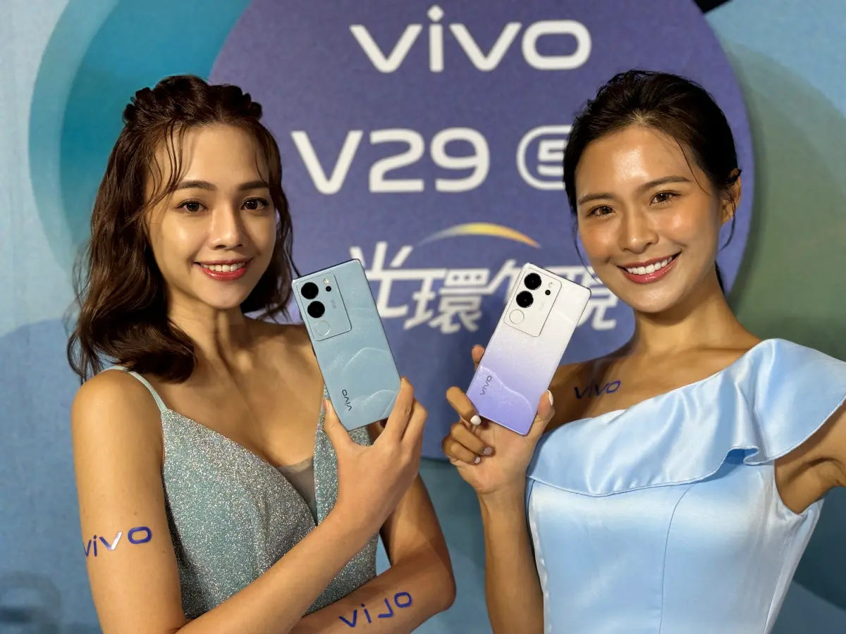 ▲vivo V29今（26）在台登場，獨創冷暖柔光環，即便夜晚拍照也不用擔心臉黑黑。（圖／周淑萍攝）