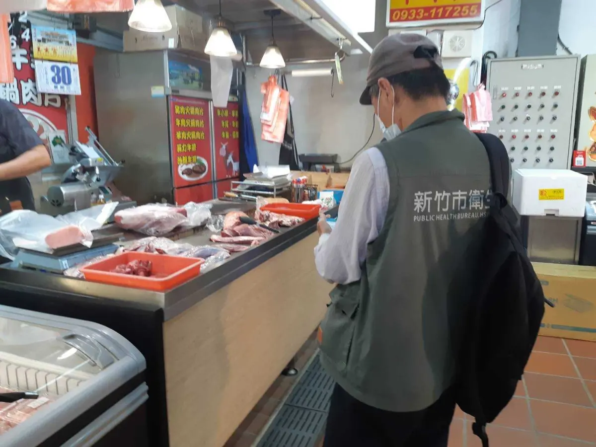 ▲新竹市衛生局在中秋節前啟動複合式專案稽查，針對中秋應景食品業者抽驗稽查，包括食品製造業、販賣業、餐飲業等場域，共稽查18家。（圖／新竹市衛生局提供）