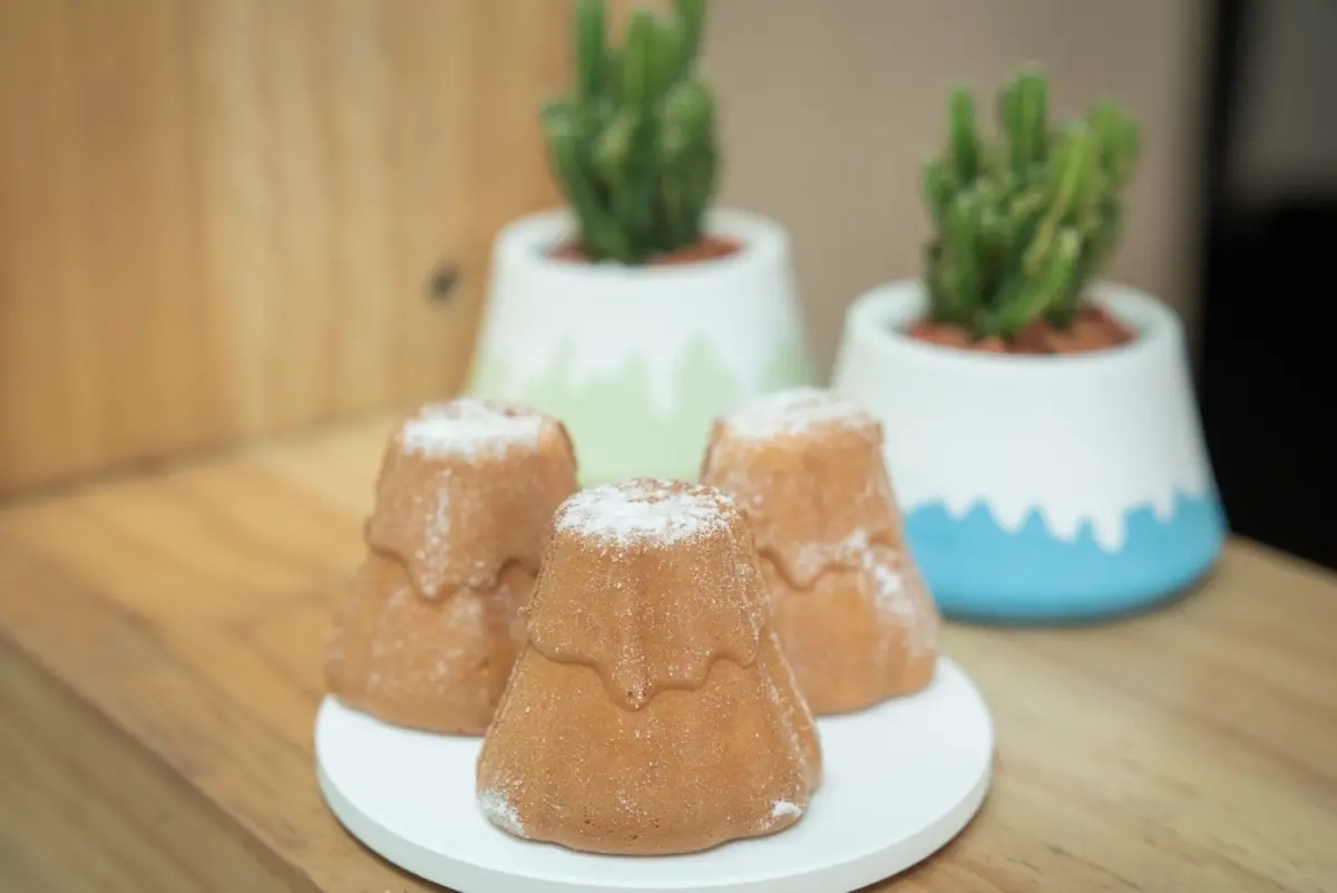 ▲高雄在地青年攤商製作獨家富士山造型雞蛋糕招待，迎接「翡翠騎士」的到來。（圖／高雄市行國處提供）