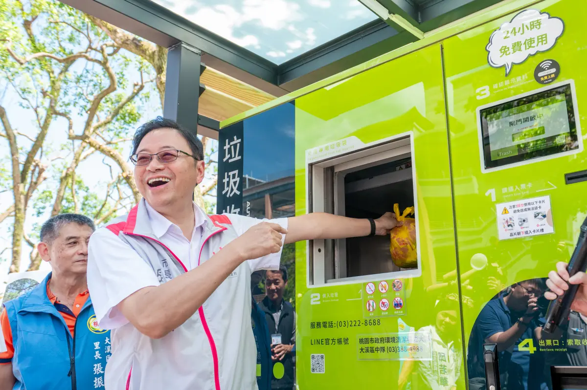 ▲張善政也持桃園市民卡體驗丟垃圾及保特瓶回收的流程。（圖／桃園市政府提供）