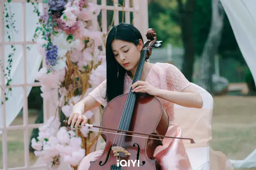 ▲薛仁雅劇中是大提琴女神。（圖／iQIYI）
