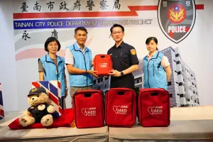 久鑫公益基金會捐贈台南永康警急救利器AED
