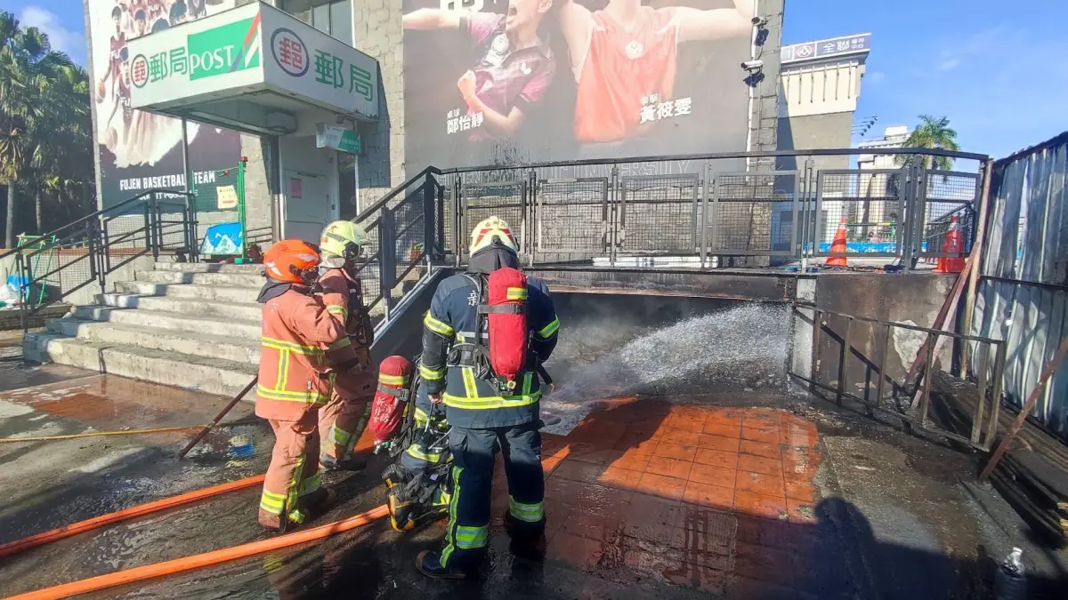 ▲新北市輔仁大學旁郵局門口，今（26）日下午3時許傳出火警。（圖／翻攝畫面）
