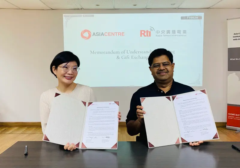 ▲Rti央廣與曼谷亞洲中心（Asia Centre）簽署MoU ，圖為央廣董事長賴秀如（左）及Asia Centre執行長James Gomez（右）代表簽署。（圖／央廣提供）