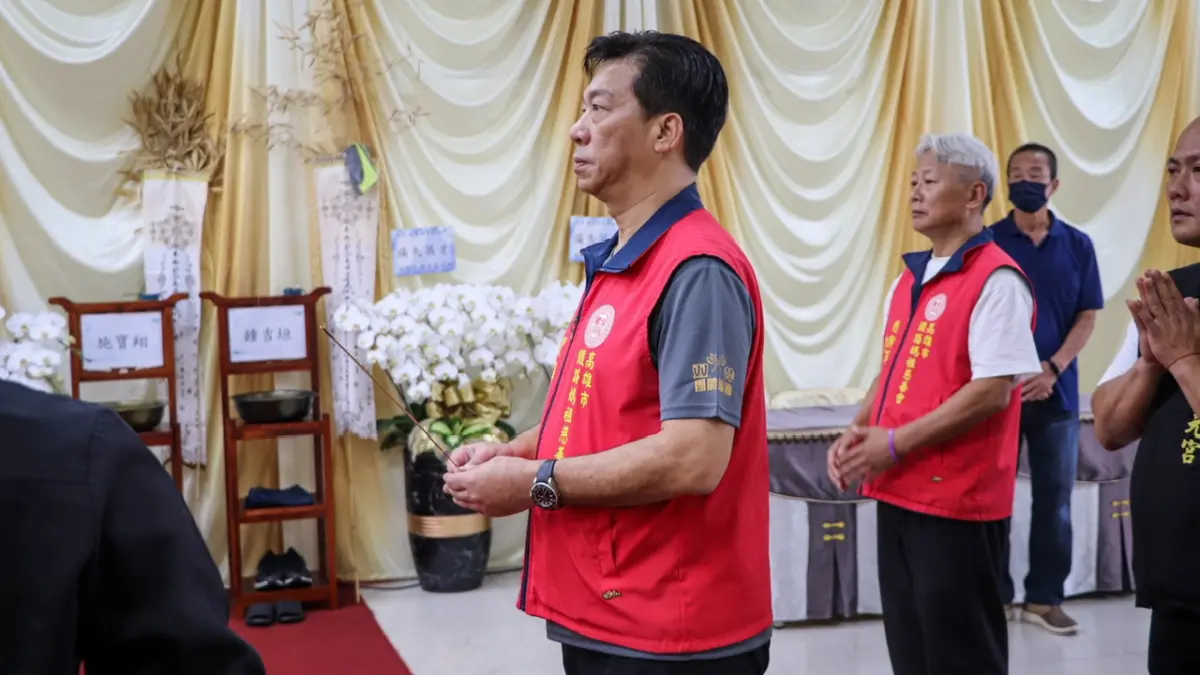 ▲全台唯一鐵路媽祖-朝元宮興建主委兼鐵路媽祖慈善會理事長徐少東率員至靈堂上香致意，並送上慰問金。（圖／朝元宮提供）