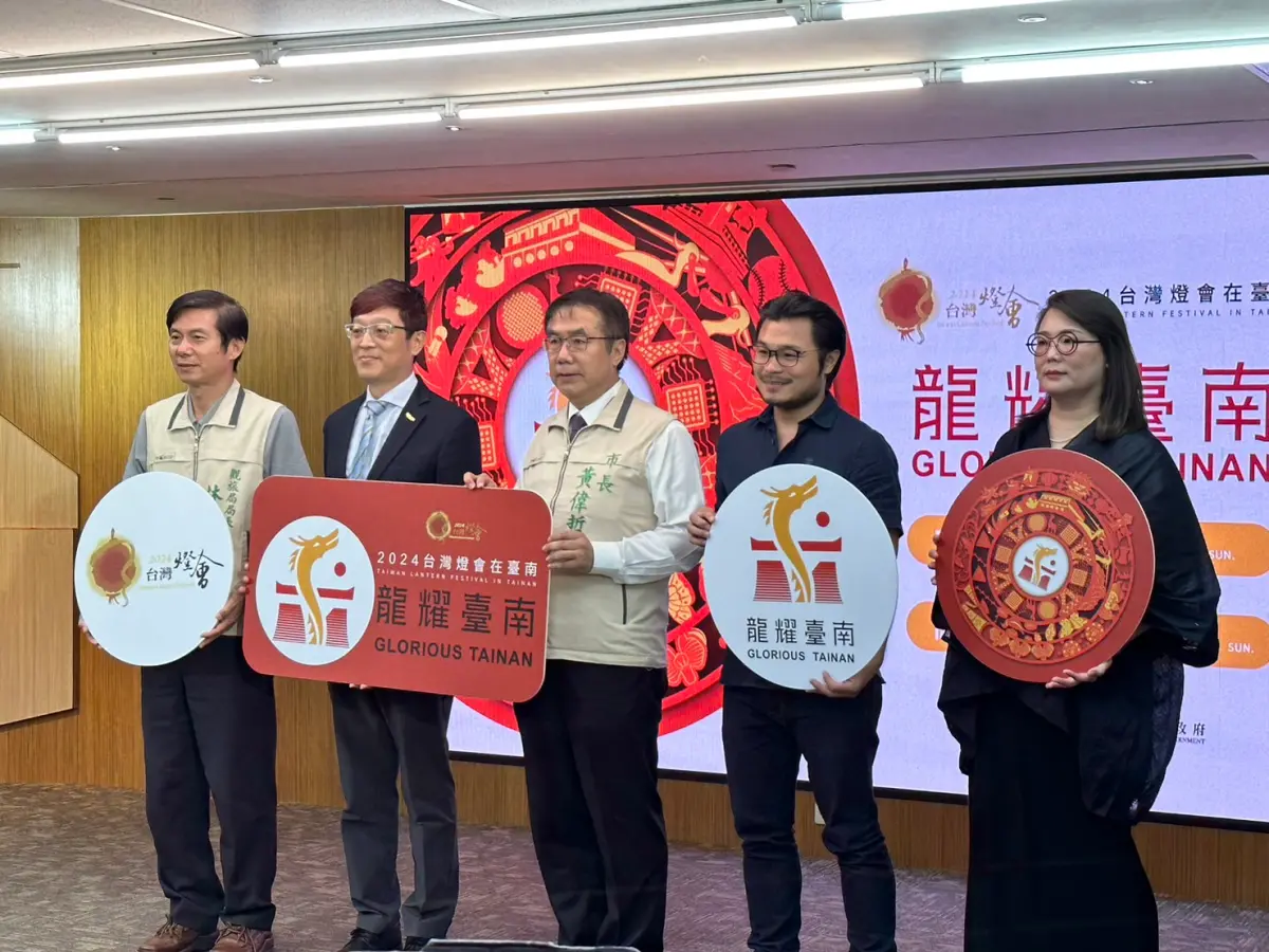 ▲楊士毅表示，2024台灣燈會主題「龍耀台南」， LOGO以南字為主題，結合飛檐與城牆，以及代表吉祥祝福的祥龍守護著台南  （圖／記者陳諭申攝，2023,09,26）