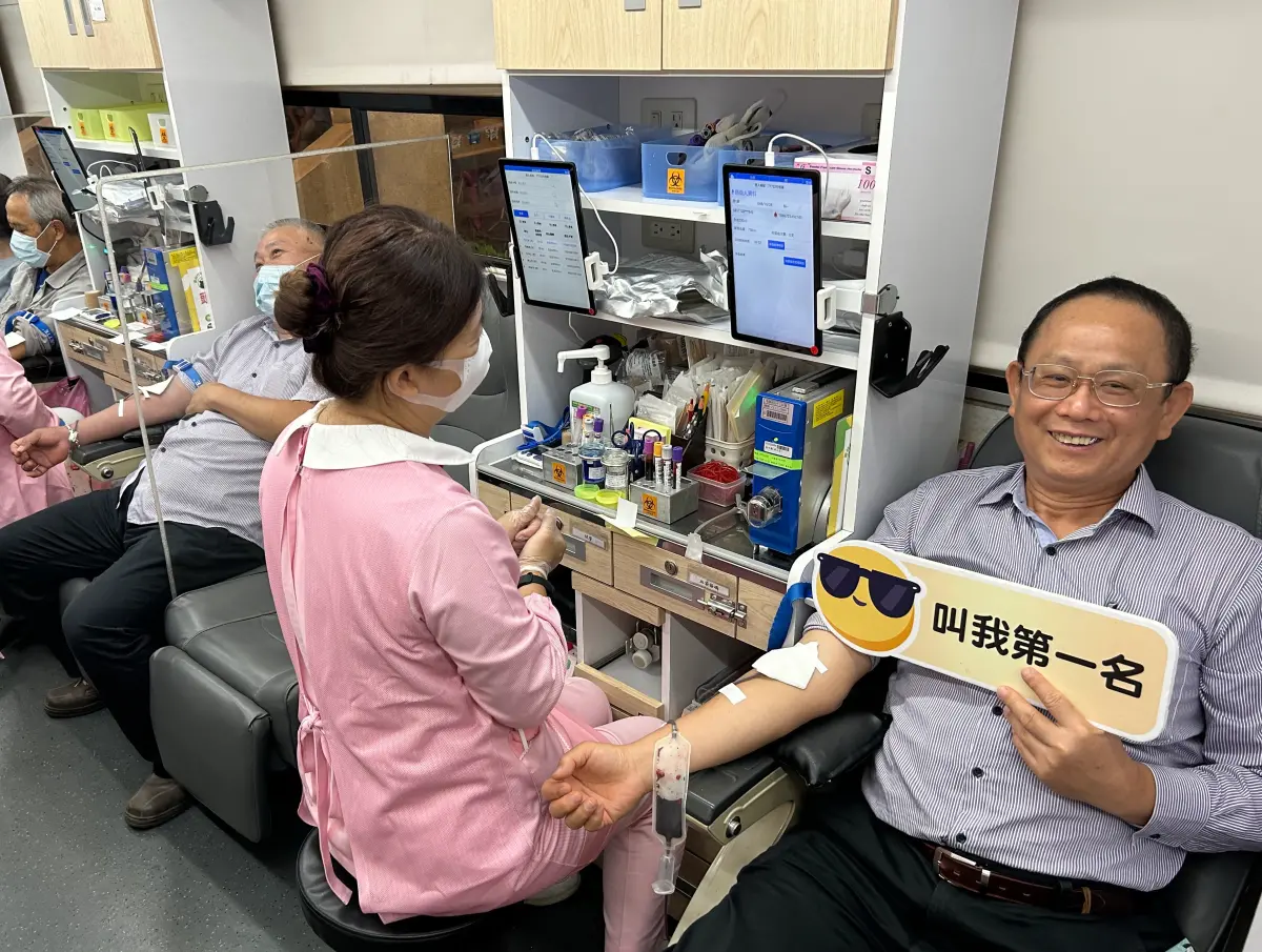 ▲台灣中油公司煉製事業部大林煉油廠舉辦百萬CC熱情公益捐血活動，廠長廖本源(右)率先挽袖捐血做公益。(圖／記者黃守作攝，2023.09.26)