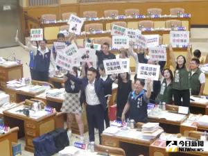 ▲藍綠黨團議員在議場高舉「落跑市長，擺爛傳承」、「依法請假，公私分明」手牌進行喊話。（圖 ／記者吳嘉億攝，2023.09.26）