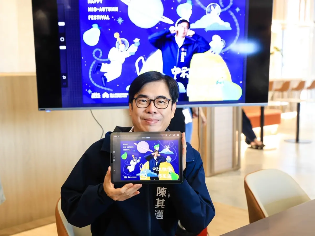 ▲陳其邁運用共視攝影棚的專業設備，結合影像與他親手繪製的Q版兔子製作中秋賀卡，預祝市民朋友中秋佳節愉快。（圖／高市府提供）