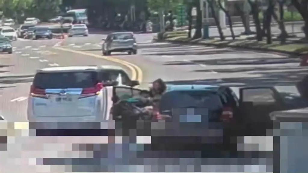 ▲去年8月間，瑭霏在劍潭捷運站旁遭搶。（圖／翻攝照片）