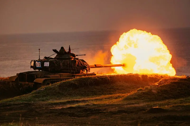 ▲澎防部破曉時分實施鎮疆操演，M60A3戰車實施瞬間停止定點射擊，精準命中目標。（圖／記者莊全成翻攝）