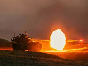 ▲M60A3戰車實施橫向射擊，嚇阻敵人進犯意圖。（圖／記者莊全成翻攝）