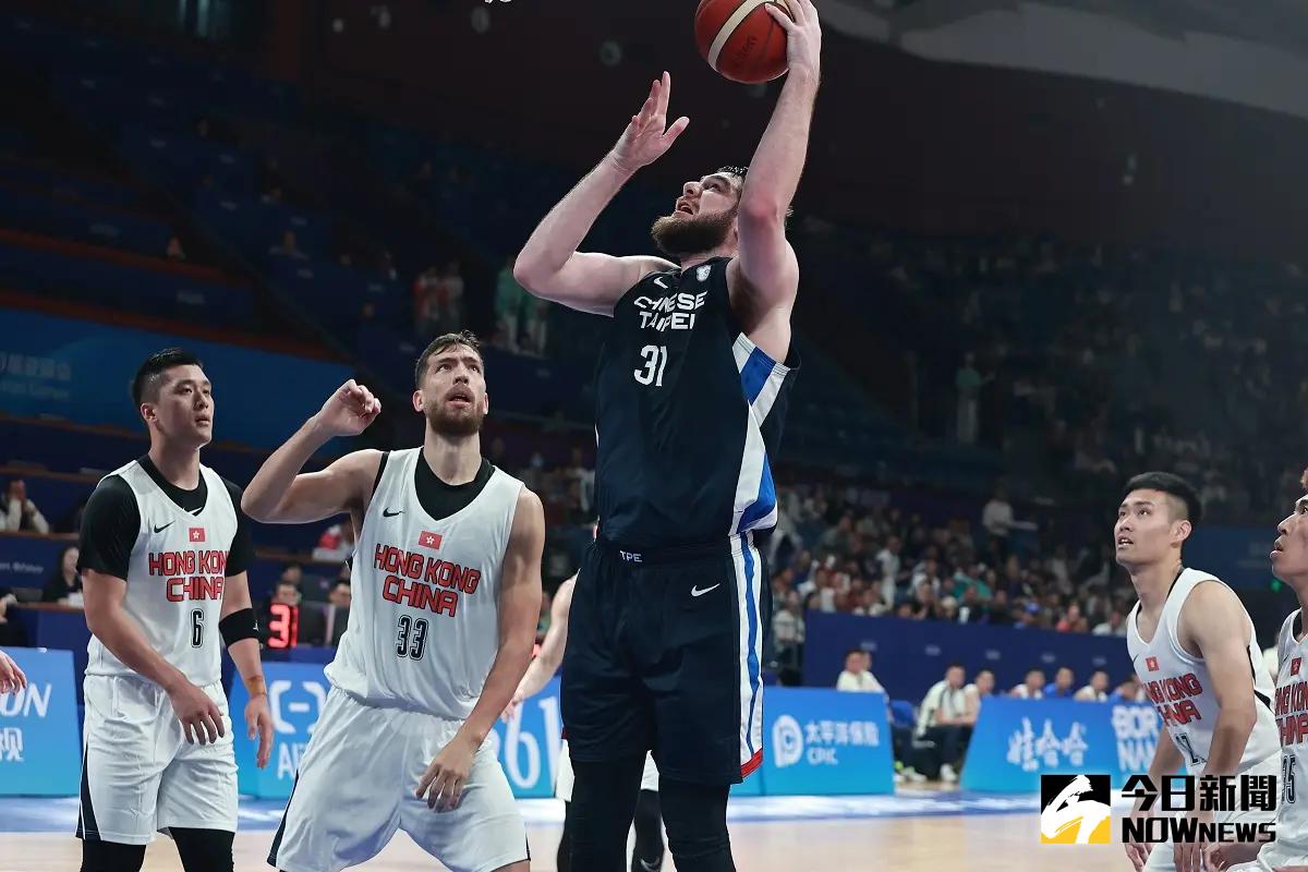 ▲中華隊歸化中鋒阿提諾坐鎮籃下，球隊順利拿下杭州亞運小組賽首勝。（圖／特派記者葉政勳攝）