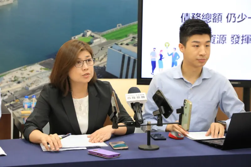 ▲基隆市府今在市政會議後記者會上表示,謝國樑上任後,估113年底債務餘額,將少一億元規模。(圖/基隆市政府)