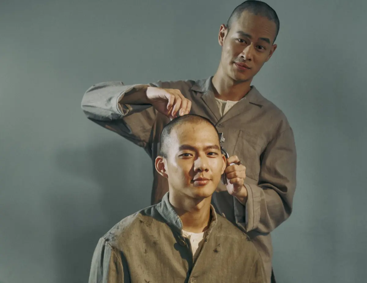 ▲吳念軒（前）和夏騰宏在新戲《星空下的黑潮島嶼》剃成光頭，擔心頭殼曬傷。（圖／客台提供）